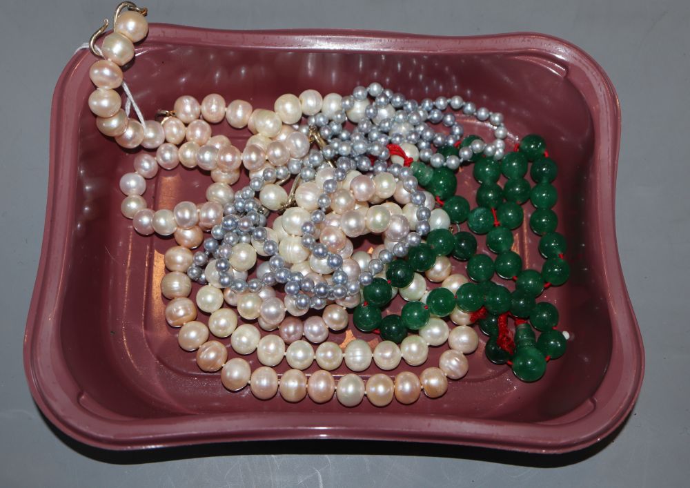 Four assorted modern cultured pearl necklaces and two stained jade bracelets.
